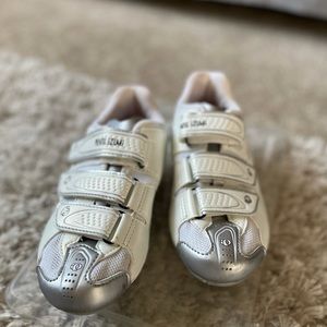 Pearl Izumi size 37.5, bike shoe